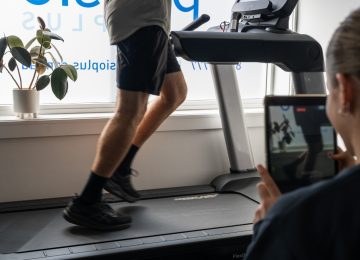Client with hip pain runs on a treadmill