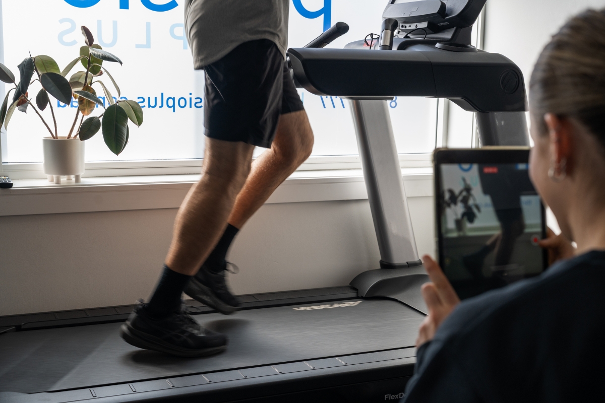 Client with hip pain runs on a treadmill